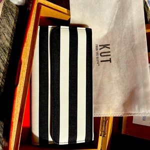 Brand new Kut from the Kloth Tri-fold ladies bill and 8 slots for cards.